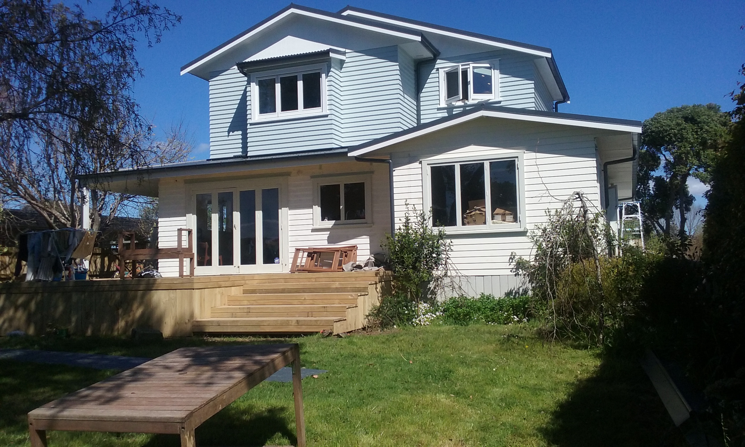 Back view showing master bedroom bay window with dininng extension below