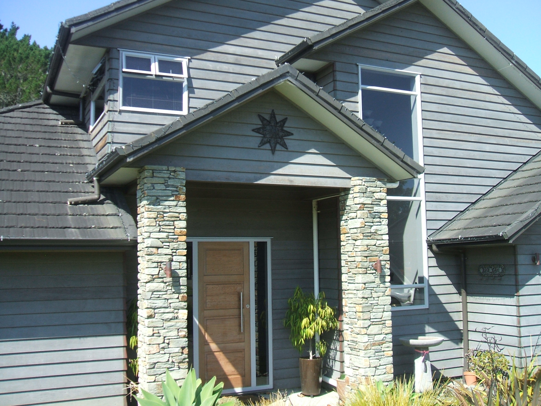 Street View- splay cut cedar with Eldorado Stone columns